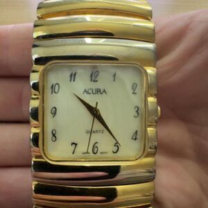 💎 Acura Gold-Tone Vintage Quartz Watch – Wave Band Style!